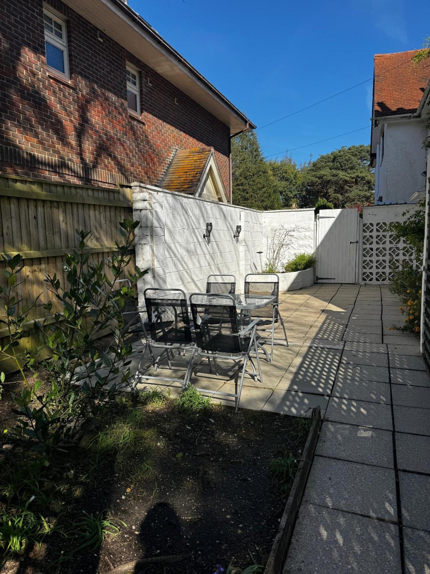 Apartment In Canford Cliffs Close To Sandbanks Beach Poole Exteriör bild